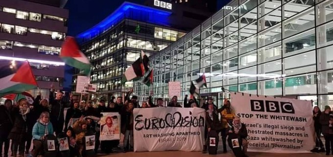 Des militants pro-Palestiniens se sont réunis devant la BBC Media City à Manchester