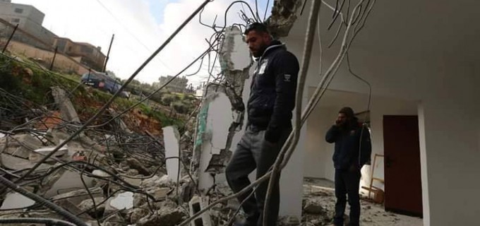 Les membres de la famille Abul-Haija se trouvent sur les décombres de leur maison qui ont été détruits par les forces d’occupation israélienne dans le village de la Cisjordanie d’Al-Walajeh, aujourd’hui