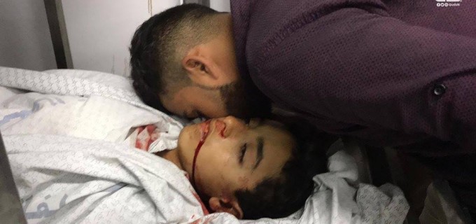 Un adieu au martyr Hassan Shalabi à Gaza. Hassan a été abattu par les forces d’occupation à la frontière de Gaza tout en prenant part aux manifestations de la Grande Marche du Retour aujourd’hui.