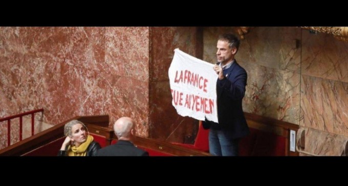 Un député français : Sebastien Nadot déploie une banderole «La France tue au Yémen» dans l’hémicycle de l’Assemblée Nationale pendant les questions au gouvernement