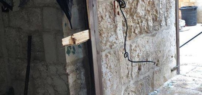 Pour la 5ème fois consécutive, les forces d’occupation israéliennes ferment les portes de la salle de prière de la Miséricorde à l’intérieur de la cour de la mosquée d’Al Aqsa, mais les palestiniens cassent les portes et accomplissent leurs prières.