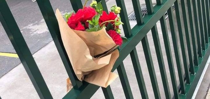 De belles personnes ont laissé des bouquets de fleurs dans les mosquées de Sydney en solidarité avec les victimes ..