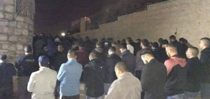 Les Palestiniens ont prié les prières de Isha (nuit) dans les rues de Jérusalem occupée après que les autorités israéliennes ont fermé toutes les portes de la mosquée d’Al-Aqsa et interdit les Palestiniens d’y entrer !