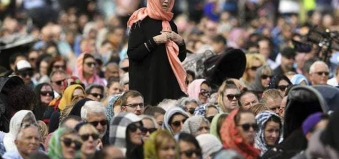 Les musulmans et les non-Musulmans sont allés au parc Hagley à Christchurch, ainsi que des milliers d’autres qui se sont réunis pour reconnaître l’appel à la Prière (l’adhan)