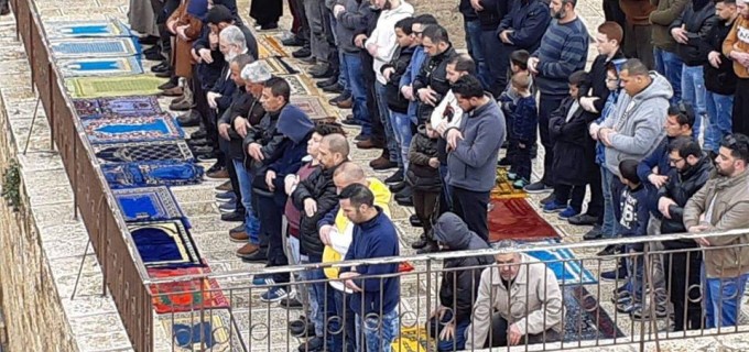 Des centaines de palestiniens effectuent la prière hebdomadaire du vendredi au complexe de la mosquée Al-Aqsa à Jérusalem occupée