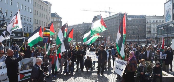 Les militants pro-Palestine se sont réunis hier à Berlin, en Allemagne, en solidarité avec les palestiniens qui commémorent le premier anniversaire de la Grande Marche du Retour.