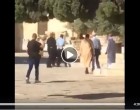 Des colons juifs extrémistes et des officiers de police attaquent la mosquée Sainte Al-Aqsa dans Jérusalem occupée, aujourd’hui.