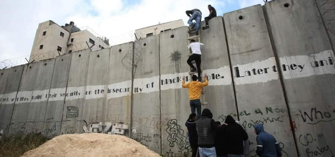 Les jeunes palestiniens doivent escalader le mur d’apartheid israélien qui sépare la Cisjordanie occupée et Jérusalem-Est afin d’avoir une chance d’entrer dans la ville sainte au mois béni de Ramadan