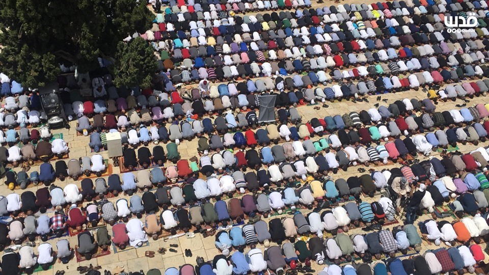 Malgré les restrictions israéliennes, des milliers de fidèles musulmans ont effectué la 2èmz prière du vendredi du mois sacré de Ramadan dans la mosquée Al-Aqsa à Jérusalem occupée. 3