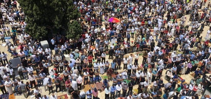 Malgré les restrictions israéliennes, des milliers de fidèles musulmans ont effectué la 2èmz prière du vendredi du mois sacré de Ramadan dans la mosquée Al-Aqsa à Jérusalem occupée.