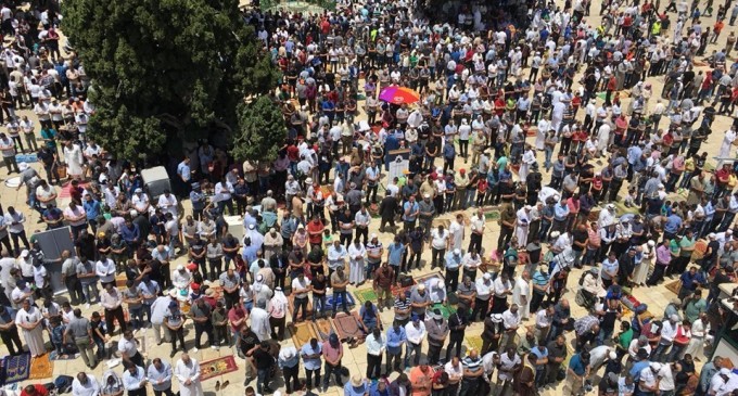 Malgré les restrictions israéliennes, des milliers de fidèles musulmans ont effectué la 2èmz prière du vendredi du mois sacré de Ramadan dans la mosquée Al-Aqsa à Jérusalem occupée.