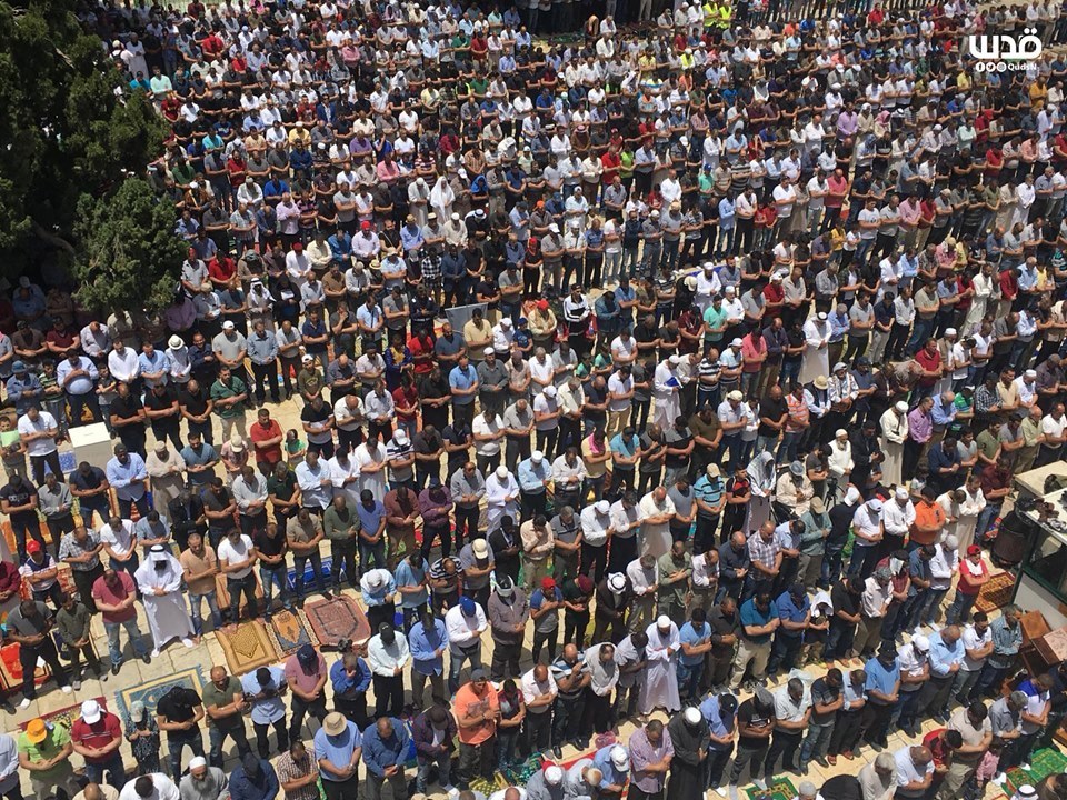 Malgré les restrictions israéliennes, des milliers de fidèles musulmans ont effectué la 2èmz prière du vendredi du mois sacré de Ramadan dans la mosquée Al-Aqsa à Jérusalem occupée.1