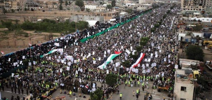 Malgré l’embargo, les bombardements, la famine, et les souffrances.. le peuple yéménite opprimé sort au secours de la Palestine à l’occasion de la Journée Mondiale de Qods