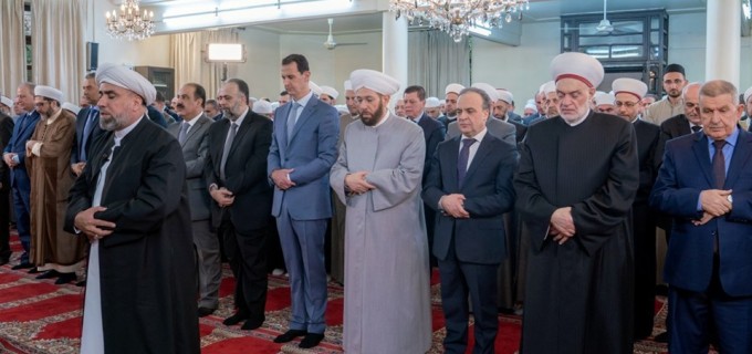 En image : Le Président Al-Assad effectue la prière de l’Aïd Al-Adha à la mosquée Al-Affar à Damas