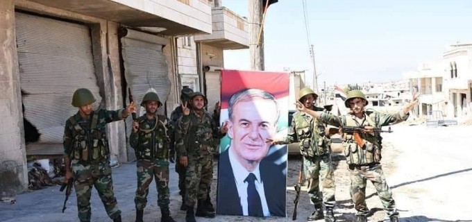 Images | Les soldats de l’Armée Arabe Syrienne élèvent le drapeau Syrien et le portrait du défunt Président Hafez Al Assad à Khan sheikhoun