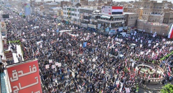 Des centaines de milliers de personnes se rassemblent à Sanaa pour marquer l’anniversaire de la Révolution du 21 septembre