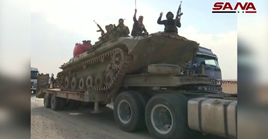 Un convoi massif de l'Armée Syrienne se dirige vers Al-Raqqa