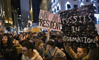 Un grand nombre de militants anti-guerre ont organisé une manifestation à Times Square à New York, exigeant la fin des actions militaires américaines au Moyen-Orient.