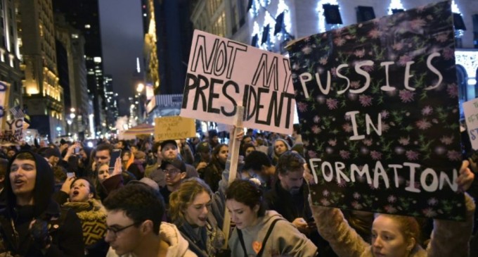 Un grand nombre de militants anti-guerre ont organisé une manifestation à Times Square à New York, exigeant la fin des actions militaires américaines au Moyen-Orient.