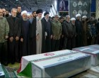 L’ayatollah Khamenei mène les prières rituelles lors des funérailles du général Soleimani