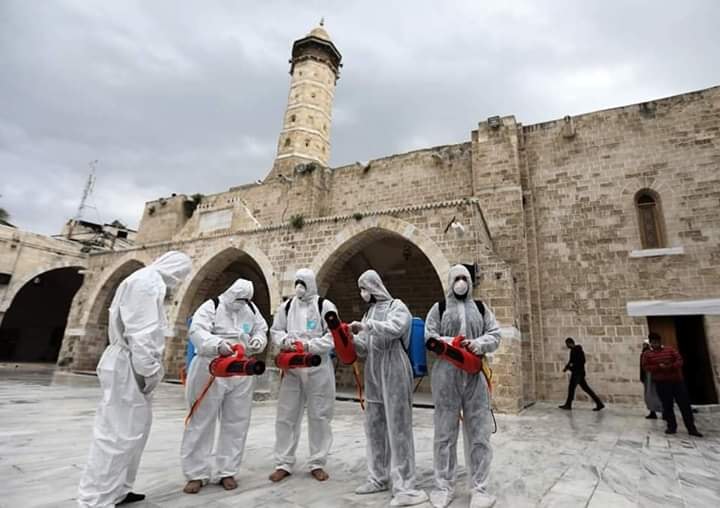 les travailleurs stérilisent la mosquée Al Omari à Gaza1