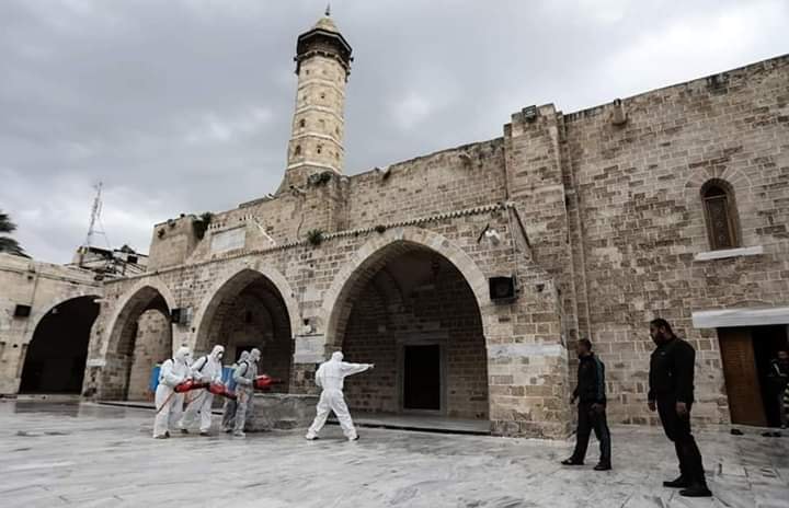 les travailleurs stérilisent la mosquée Al Omari à Gaza2