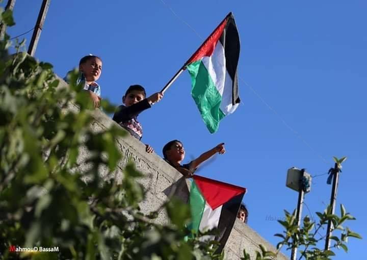 Les familles de la bande de Gaza brandissent le drapeau palestinien sur le toit de leurs maisons, en signe de rejet des tentatives de certains pays arabes de normaliser avec Israël