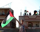 Les familles de la bande de Gaza brandissent le drapeau palestinien sur le toit de leurs maisons, en signe de rejet des tentatives de certains pays arabes de normaliser avec Israël