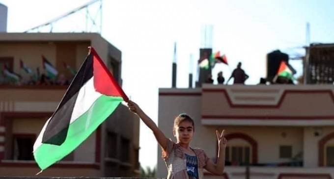 Les familles de la bande de Gaza brandissent le drapeau palestinien sur le toit de leurs maisons, en signe de rejet des tentatives de certains pays arabes de normaliser avec Israël