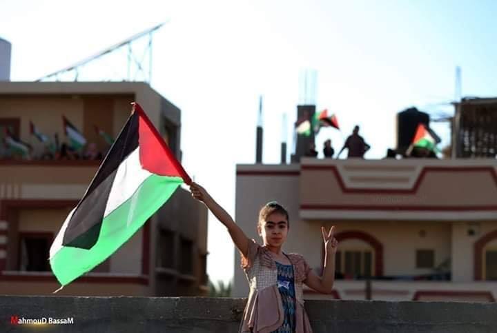 Les familles de la bande de Gaza brandissent le drapeau palestinien sur le toit de leurs maisons, en signe de rejet des tentatives de certains pays arabes de normaliser avec Israël1