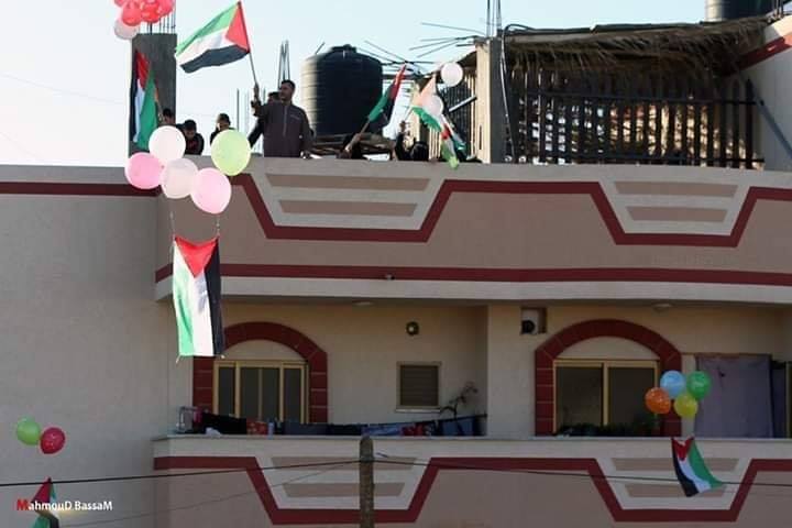 Les familles de la bande de Gaza brandissent le drapeau palestinien sur le toit de leurs maisons, en signe de rejet des tentatives de certains pays arabes de normaliser avec Israël2