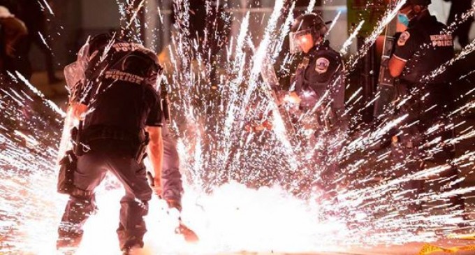 Les manifestants encerclent les terrains de la Maison Blanche alors que les couvre-feux entrent en vigueur à l’échelle nationale