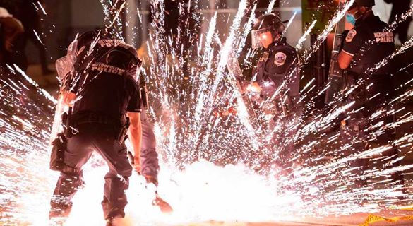 Les manifestants encerclent les terrains de la Maison Blanche alors que les couvre-feux entrent en vigueur à l'échelle nationale1