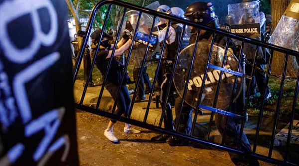 Les manifestants encerclent les terrains de la Maison Blanche alors que les couvre-feux entrent en vigueur à l'échelle nationale2