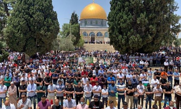 Des dizaines de milliers de personnes assistent à la prière du vendredi à la mosquée Aqsa