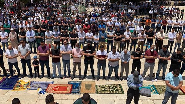 Des dizaines de milliers de personnes assistent à la prière du vendredi à la mosquée Aqsa1