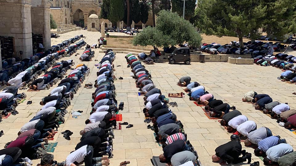 Des dizaines de milliers de personnes assistent à la prière du vendredi à la mosquée Aqsa3