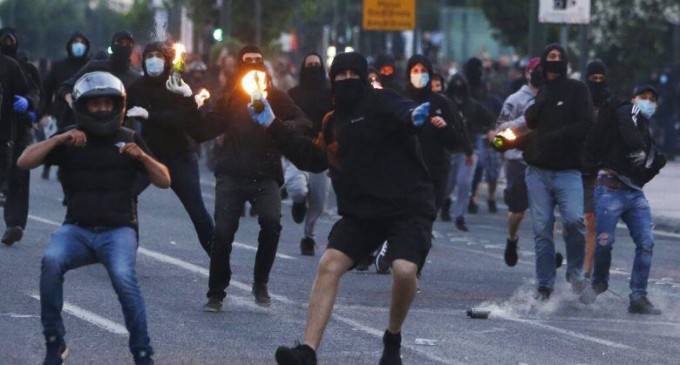 Des manifestants grecs lancent des cocktails Molotov contre l’ambassade américaine