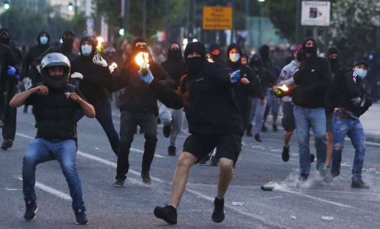 Des manifestants grecs lancent des cocktails Molotov contre l'ambassade américaine