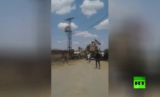 VIDÉO : Des villageois syriens et des militaires américains s’affrontent à Qamishli, le drapeau américain incendié