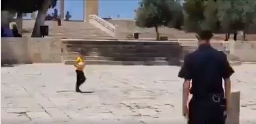 La police israélienne empêche les enfants palestiniens de jouer dans les cour de la mosquée Al Aqsa pour permettre les raids des colons dans la sainte mosquée