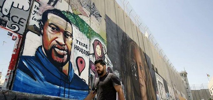 L’Image du jour : un portrait mural du citoyen américain George Floyd, abattu par un policier américain, sur le mur israélien de séparation raciste dans la ville de Beit Lahm – Béthléem