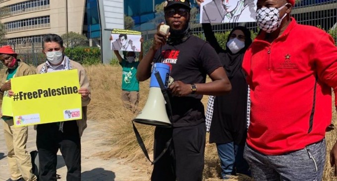 Des Sud-Africains manifestent contre l’accord EAU-Israël et pour la libération du défenseur des droits humains Nawajaa