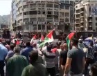 Des centaines de Palestiniens manifestent aujourd’hui dans la ville de Naplouse, au nord de la Cisjordanie occupée, contre l’accord de normalisation Bahreïn-Israël parrainé par les USA