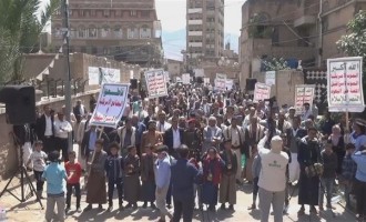 Les Yéménites descendent dans la rue pour dénoncer les frappes et les crimes saoudiens