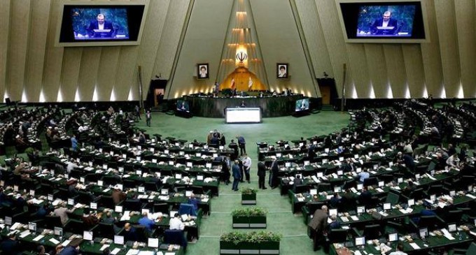 Le parlement iranien condamne le Président Macron pour ses propos sur la liberté de blasphèmer