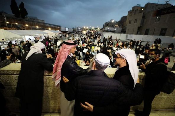 émiratis et bahreïnis se joignent aux colons israéliens pour célébrer la Hanukkah au mur d'Al Buraq2