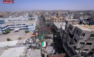 Des milliers de Palestiniens manifestent dans la bande de Gaza pour protester contre la décision du leader de l’Autorité palestinienne, Mahmoud Abbas, de bloquer aujourd’hui les élections législatives et présidentielles en retard.