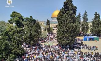 Des milliers de Palestiniens assistent à la première prière du vendredi du mois sacré du Ramadan