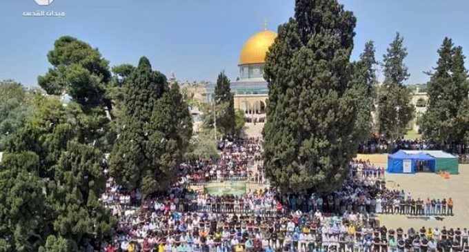 Des milliers de Palestiniens assistent à la première prière du vendredi du mois sacré du Ramadan